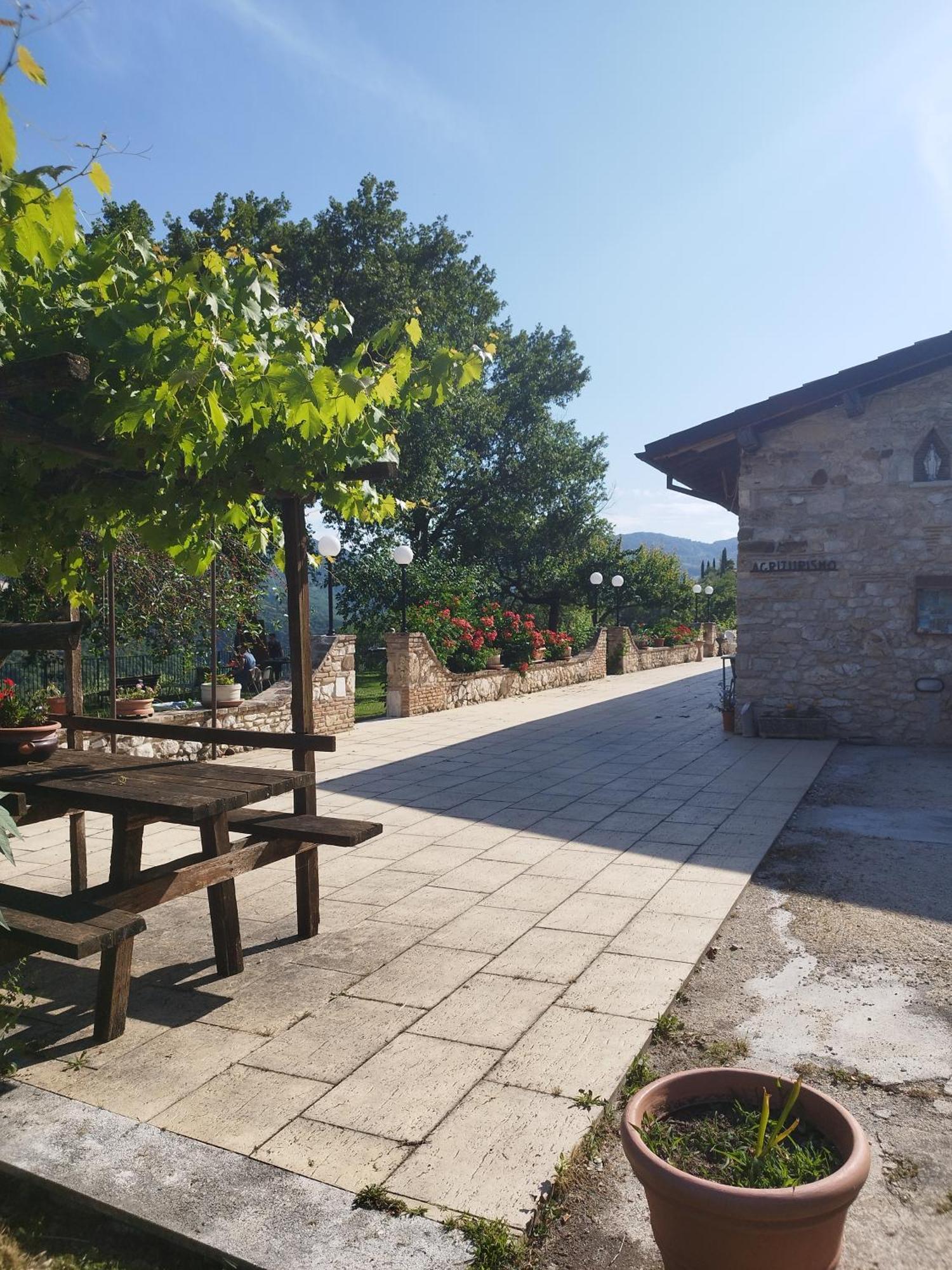 Agriturismo Le Cascine Кастель-ди-Тора Экстерьер фото